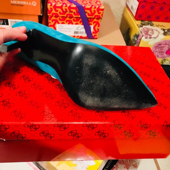 Beautiful Guess Suede In a Soft Blue Pumps - Picture 5 of 7